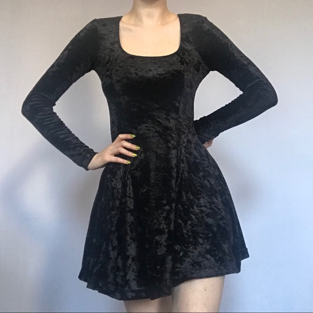 Vintage black velvet skater dress 🖤✨